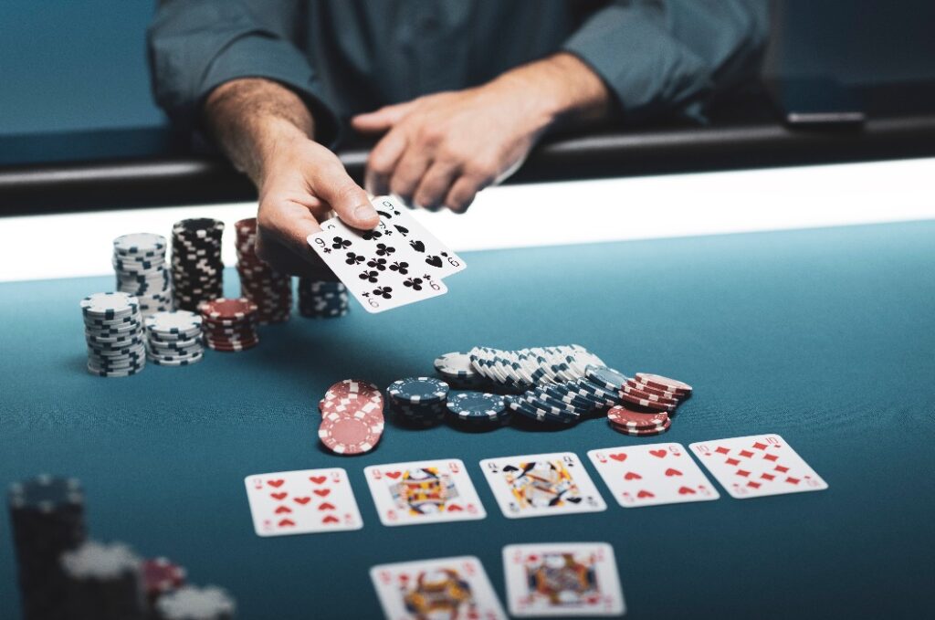 Mann spielt Texas Hold'em Poker im Casino